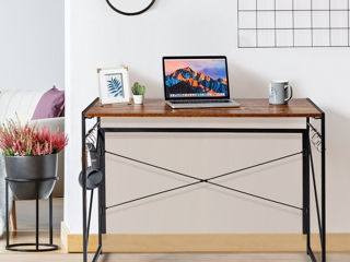 Masă de birou modernă cu comodități