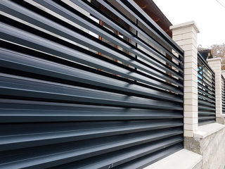 Забор жалюзи горизонтальный из металлических ламелей от производителя.