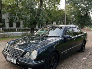 Mercedes E-Class foto 1