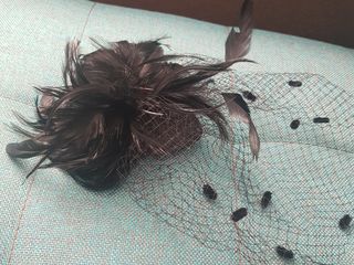 Шляпка декоративная с перьями. foto 2