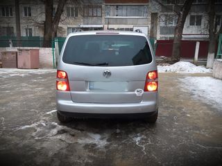 Volkswagen Touran foto 2