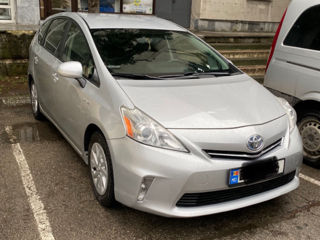 Toyota Prius v foto 5