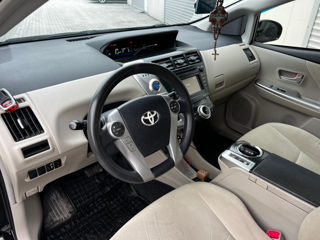 Toyota Prius v foto 9