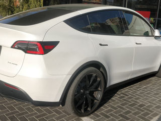 Tesla Model Y foto 2