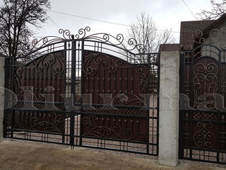 Porți,balustrade,  garduri, copertine, gratii, uși metalice și alte  confecții din fier forjat. foto 5