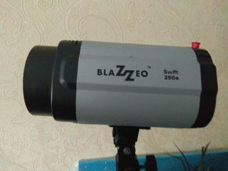 Студийная вспышка blazzeo swift 250a