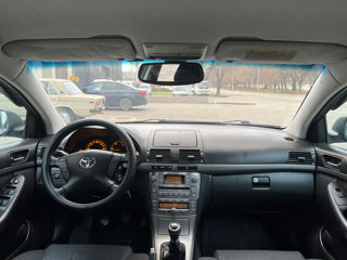 Toyota Avensis foto 11