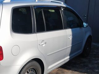 Volkswagen Touran foto 2