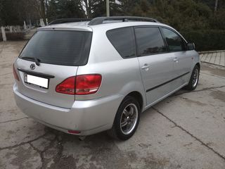 Toyota Avensis Verso foto 4