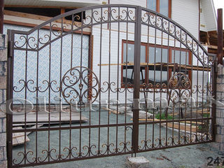 Copertine, garduri, balustrade,  porți, uși metalice, gratii și alte confecții forjate. foto 5