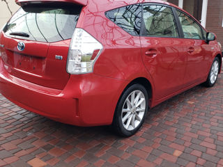 Toyota Prius v foto 4