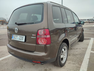 Volkswagen Touran foto 2