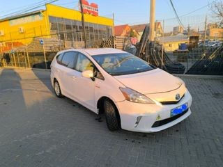 Toyota Prius v foto 6