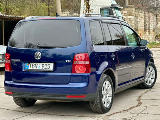 Volkswagen Touran foto 2