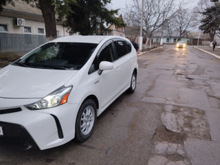 Toyota Prius v foto 4