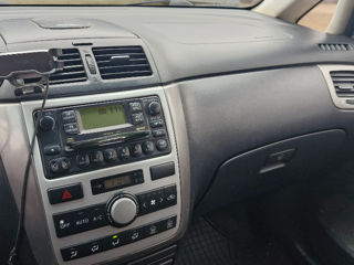 Toyota Avensis Verso фото 5