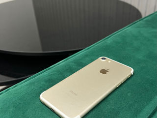 Vînd iPhone 7 Gold foto 3
