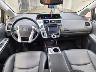 Toyota Prius v foto 8