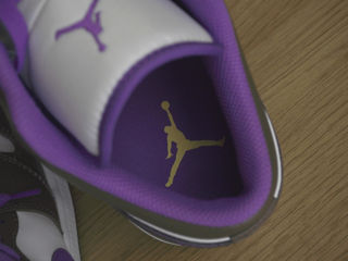 Nike Air Jordan 1 Low / 44 (Palomino/Wild Berry-White) foto 6