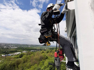 Activez ca alpinism fac termoizolația si multe altele lucrările se fac De pe frânghie foto 1