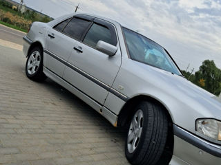 Mercedes C-Class foto 2