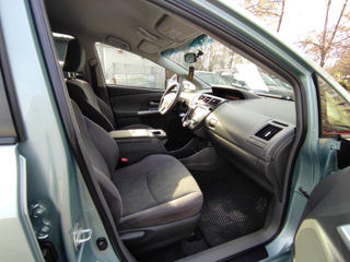 Toyota Prius v foto 15