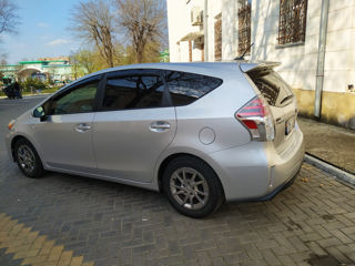 Toyota Prius v foto 3