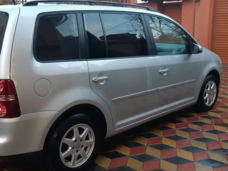 Volkswagen Touran foto 2