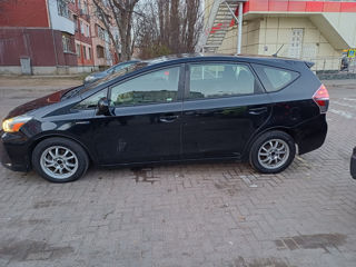 Toyota Prius v foto 2