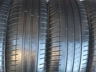 235/45/ R18- Michelin.