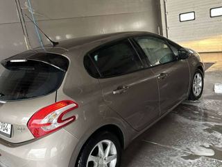 Peugeot 208 foto 2