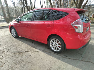 Toyota Prius v foto 2