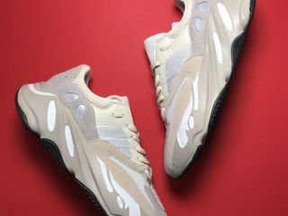 Adidas Yeezy Boost 700 Analog Unisex foto 1