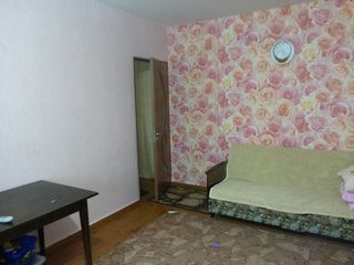 Se Vinde apartament cu 3 odai mijloc / Продается трехкомнатная квартира середина 2/5 foto 2