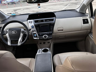 Toyota Prius v foto 9