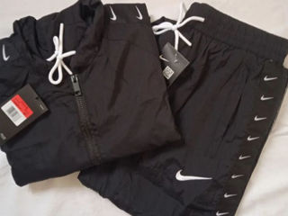 Costum Nike pe lampasuri