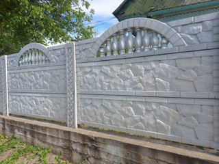 Gard din plăci de beton este durabil  și nu necesită îngrijire specială. foto 9