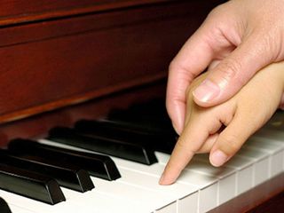 Преподователь консерватории обучает школы игры на фортепиано сольфеджио и вокал . foto 1