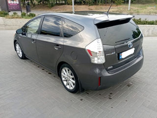 Toyota Prius v foto 4