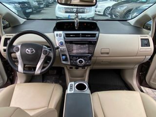 Toyota Prius v foto 11