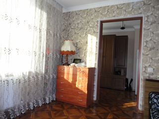 Urgent.  Se vinde apartament cu 3 camere, mobilat, euroreparatie, gata de entrare,et.1  din 5. foto 5