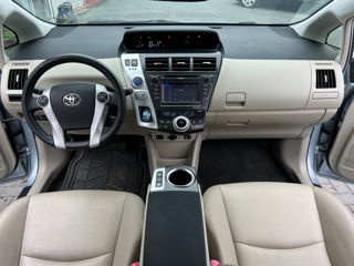 Toyota Prius v foto 9