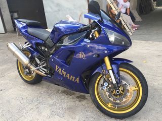 Yamaha R1 foto 1