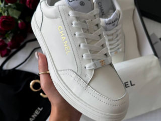 Chanel Low Top White Sneakers foto 2