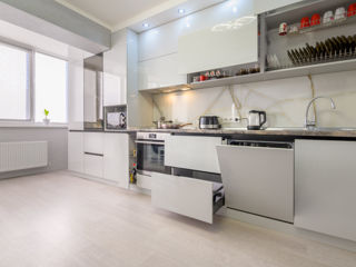 Bucătărie modernă alb lucioasă marca Rimobel foto 12