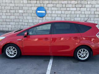 Toyota Prius v foto 4