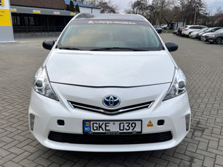 Toyota Prius v foto 6