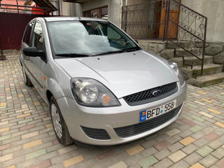 Ford Fiesta foto 1