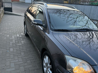 Toyota Avensis foto 2