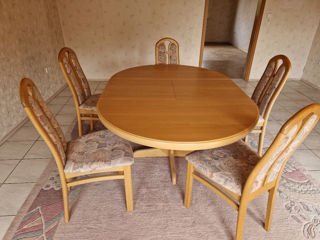 Masă  cu  6 scaune  din lemn natural, în stare perfectă, adus din Germania.